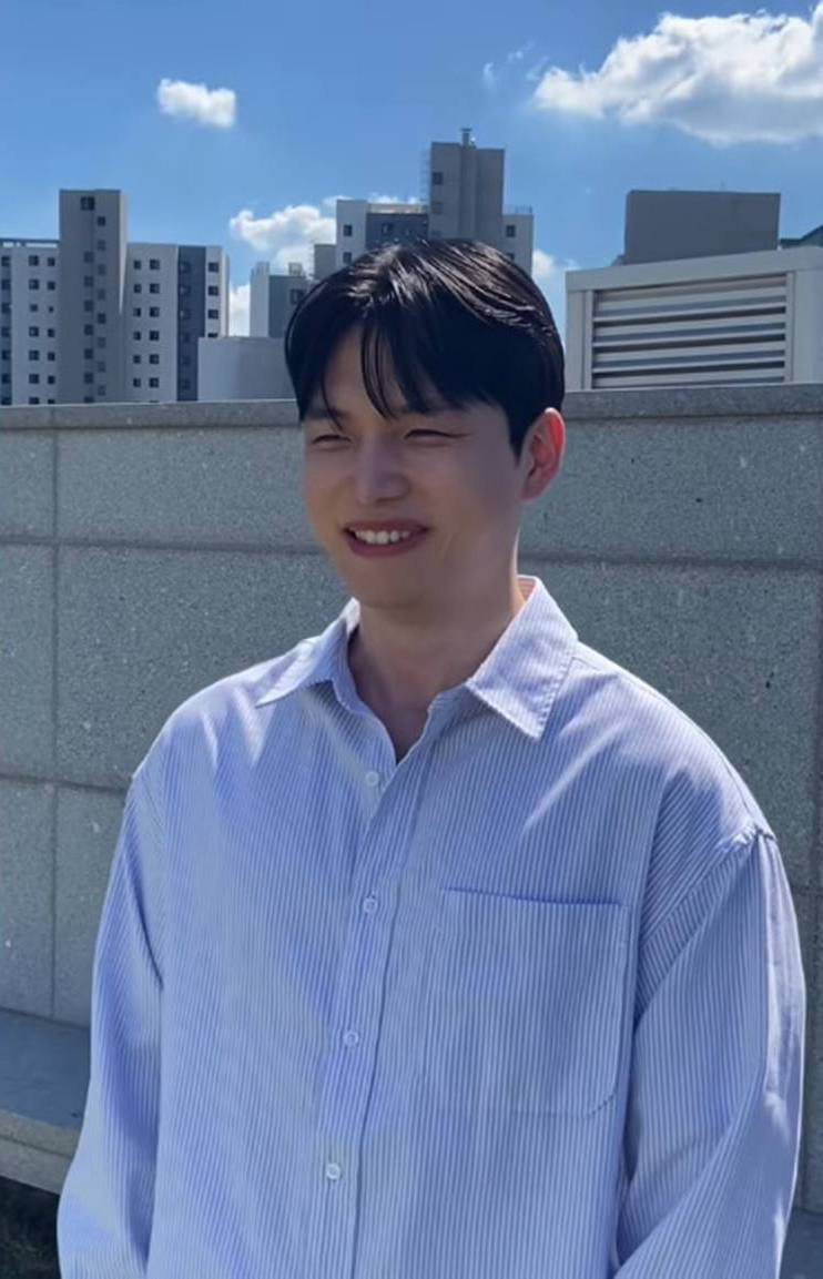 노재윤 '연상 여친' 열애 후 180도 변신...앞니 보이며 환한 웃음에 '헤어 모델'까지