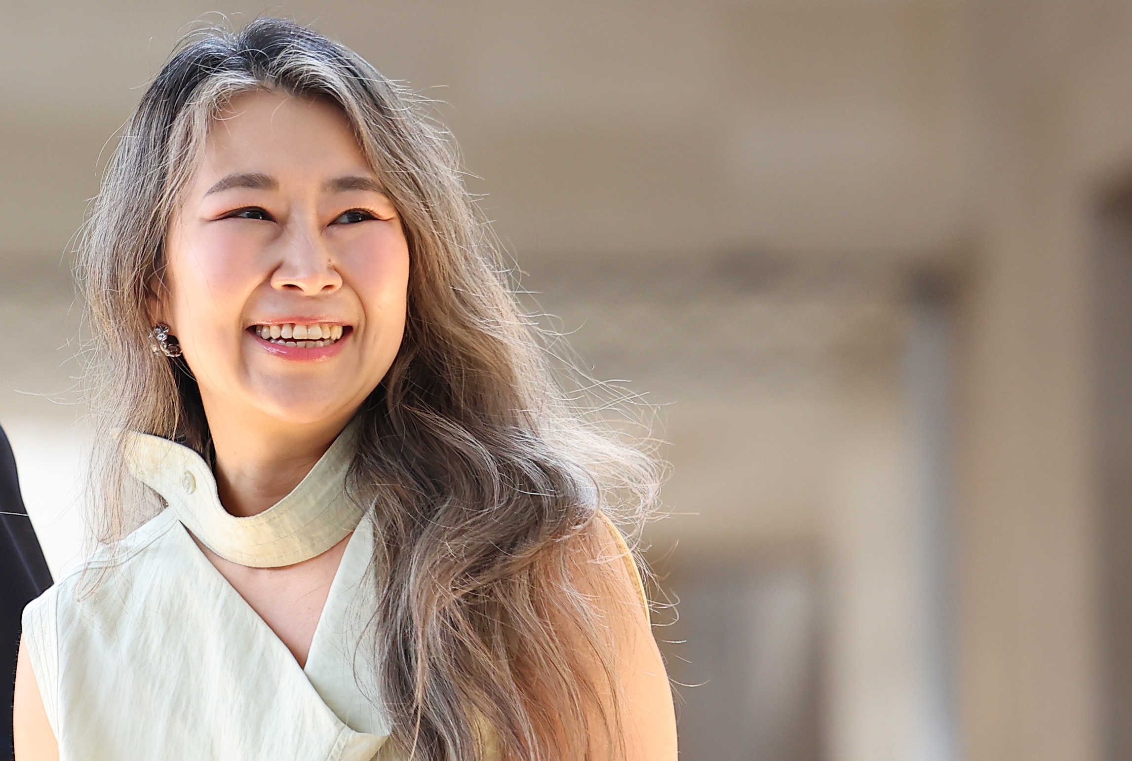 Maggie Kang<br>(Seoul=Yonhap News) Reporter Kim Do-hoon = Maggie Kang, director of Netflix animation 'K-Pop Demon Hunters', is visiting the National Museum of Korea in Yongsan-gu, Seoul on the 21st, greeting Director Yoo Hong-jun with a bright smile.