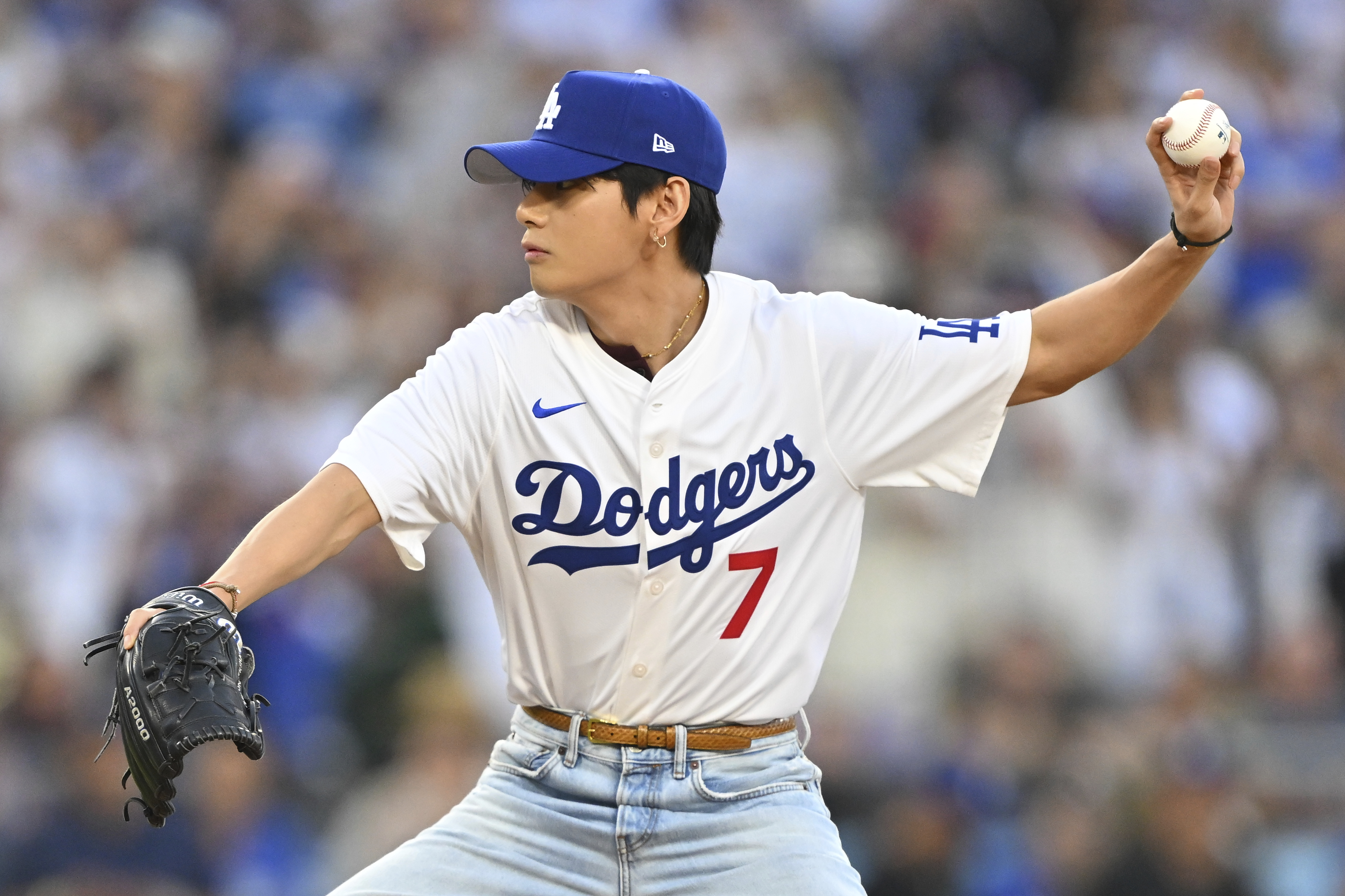 BTSのテテ、LAドジャースのホームゲームで始球式！