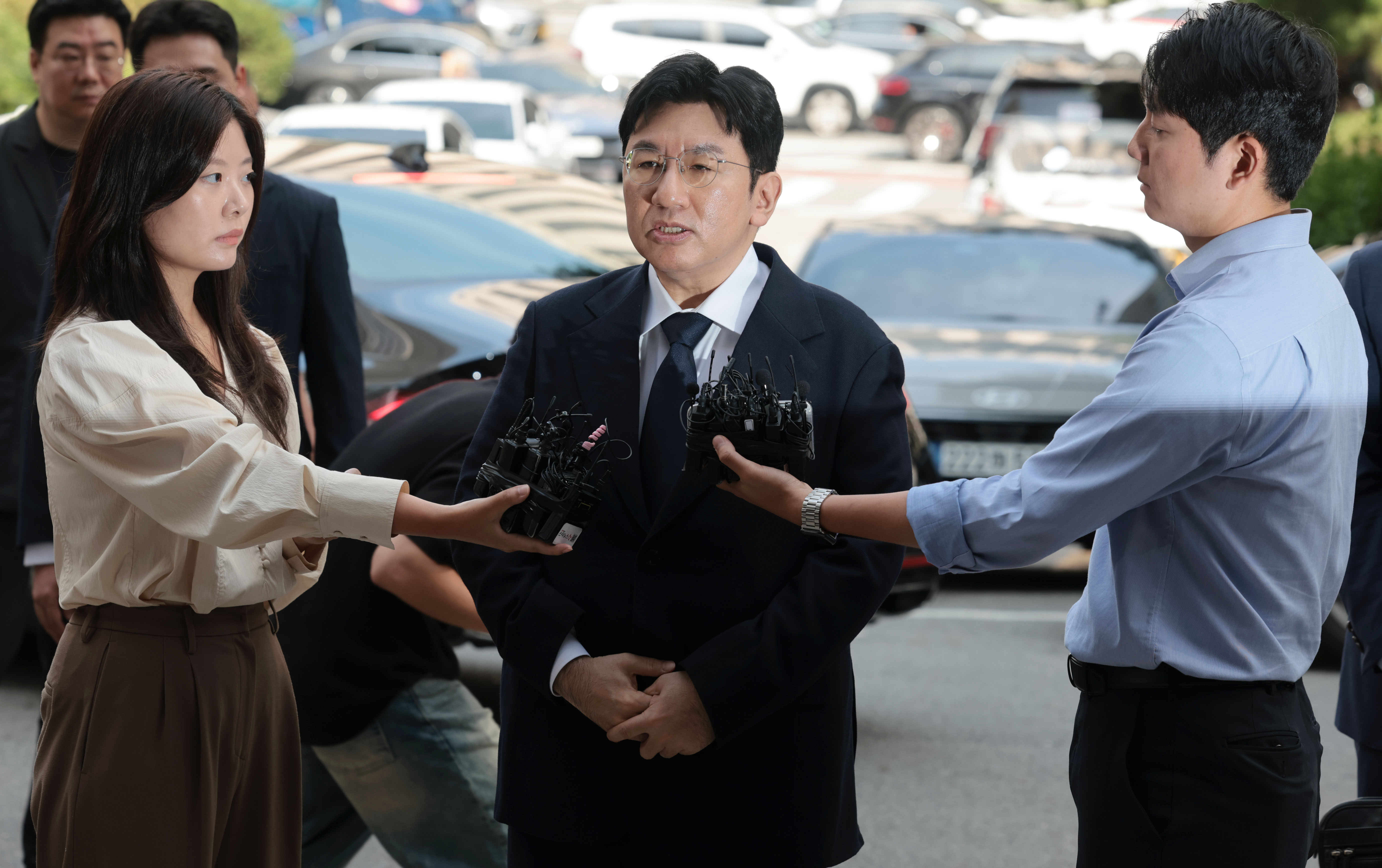 Chủ tịch Bang Si-hyuk bị cáo buộc 'giao dịch gian lận', có mặt tại cảnh sát<br>(Seoul=Yonhap News) Kim In-cheol, phóng viên = Chủ tịch Bang Si-hyuk của HYBE, người bị cáo buộc đã lừa dối các nhà đầu tư để bán cổ phần trước khi công khai (IPO), đã có mặt tại Đội điều tra tội phạm tài chính của Cảnh sát Seoul vào ngày 15, với tư cách là nghi phạm và trả lời các câu hỏi của phóng viên.