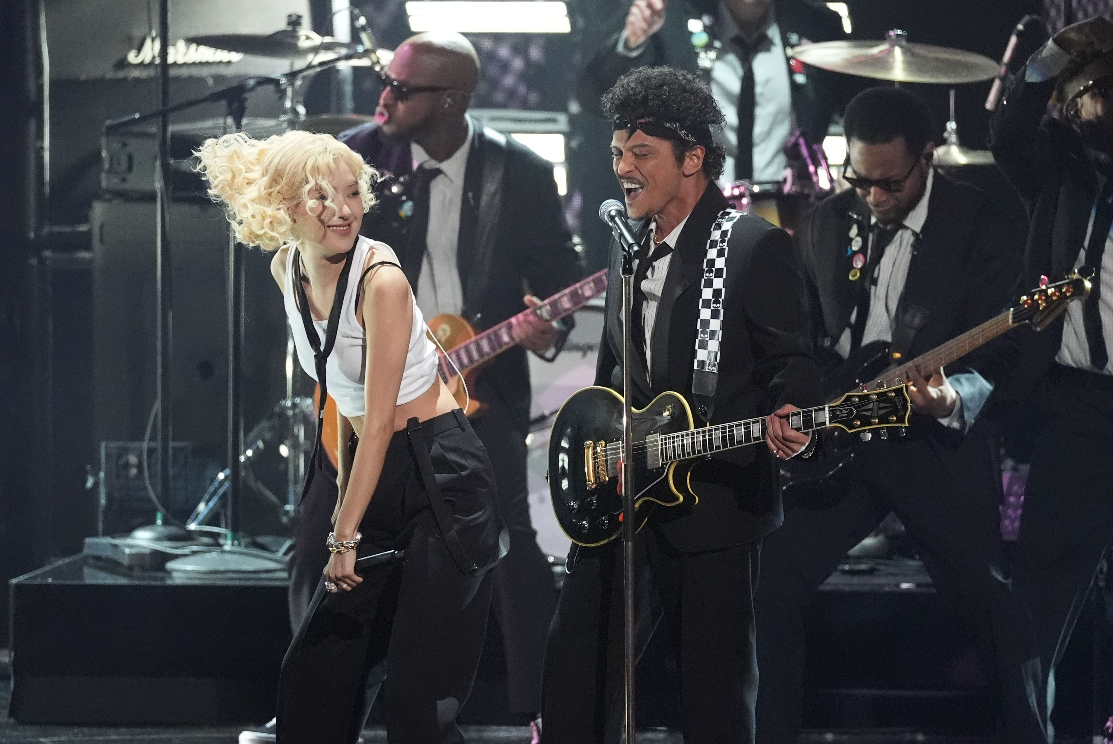 Rosé X Bruno Mars, Dazzling Performance of 'Apartment' at Grammy ...