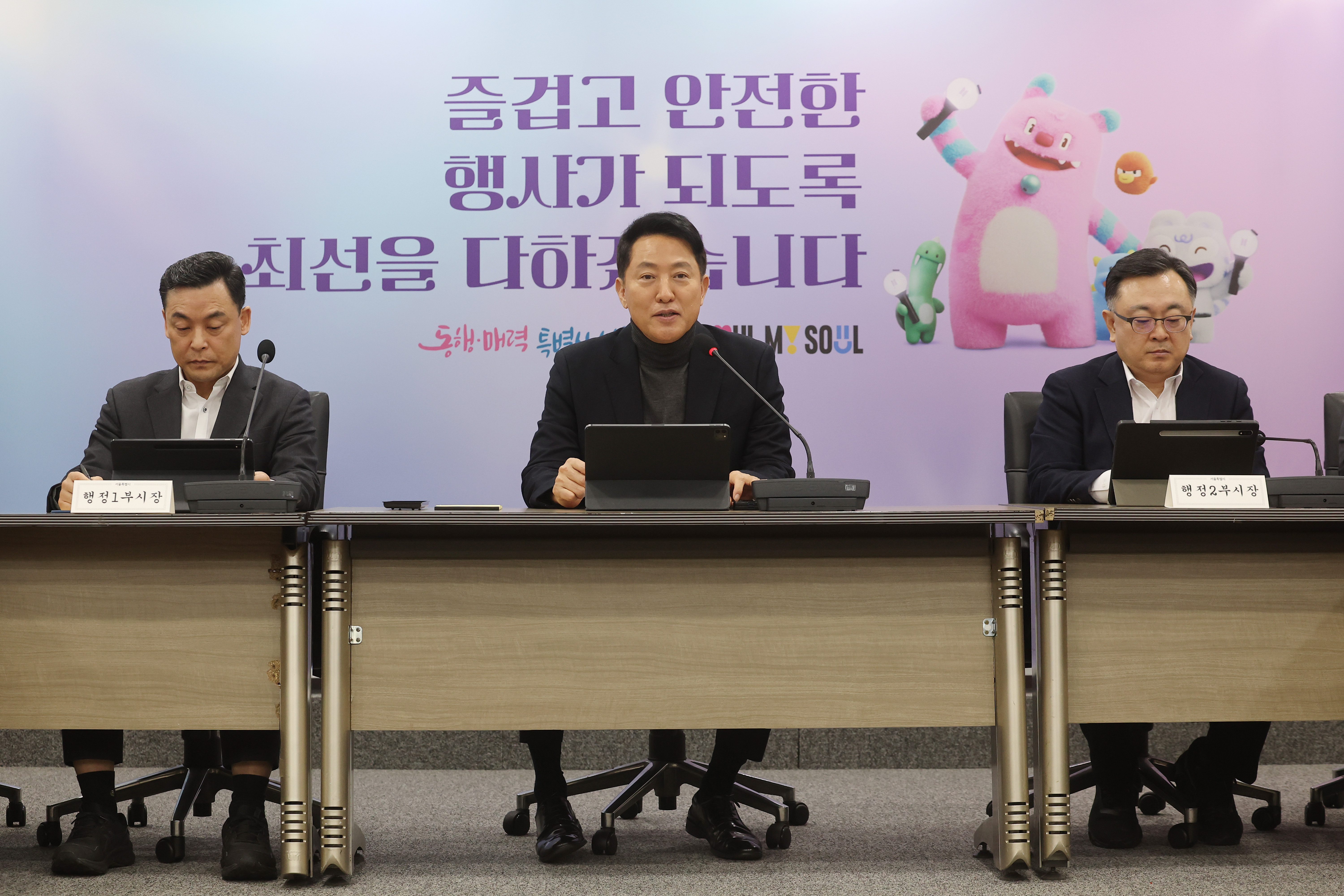 BTSカムバックプロジェクト関連現況点検会議<br>(ソウル=聯合ニュース) パク・ドンジュ記者=オ・セフンソウル市長が4日、ソウル市庁で開催されたBTSカムバックプロジェクト関連現況点検会議で発言している。