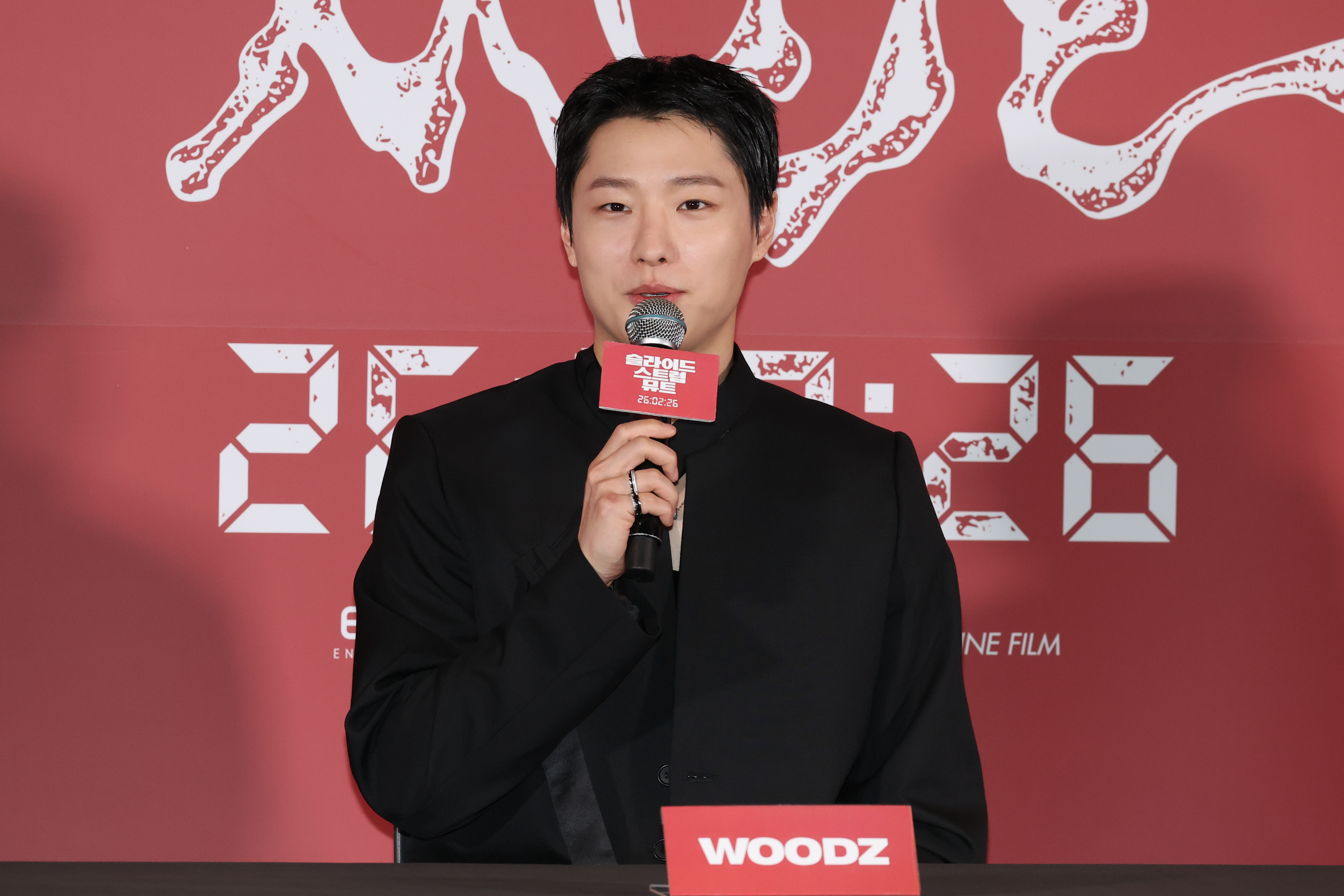 向大家問好的 WOODS<br>(首爾=韓聯社) 柳孝琳 記者 = 歌手 WOODS（WOOUDZ）在20日於首爾龍山區CGV龍山店舉行的電影 〈slide strum mute〉 試映會及記者會上向大家問好。