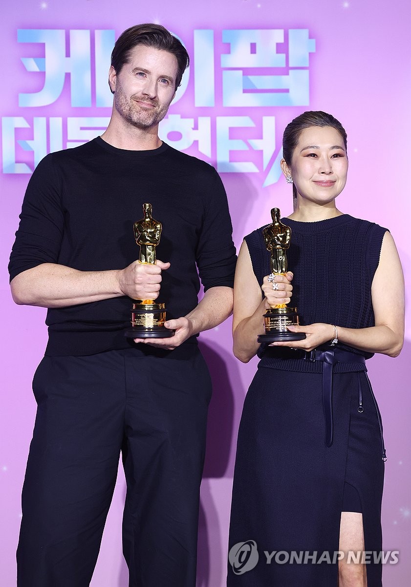 麥琪・強（右）與克里斯・艾普爾漢斯導演<br>在首爾龍山區 CGV 龍山 iPark Mall 舉行的 Netflix 電影《K-POP 惡魔獵人》奧斯卡得獎紀念記者會