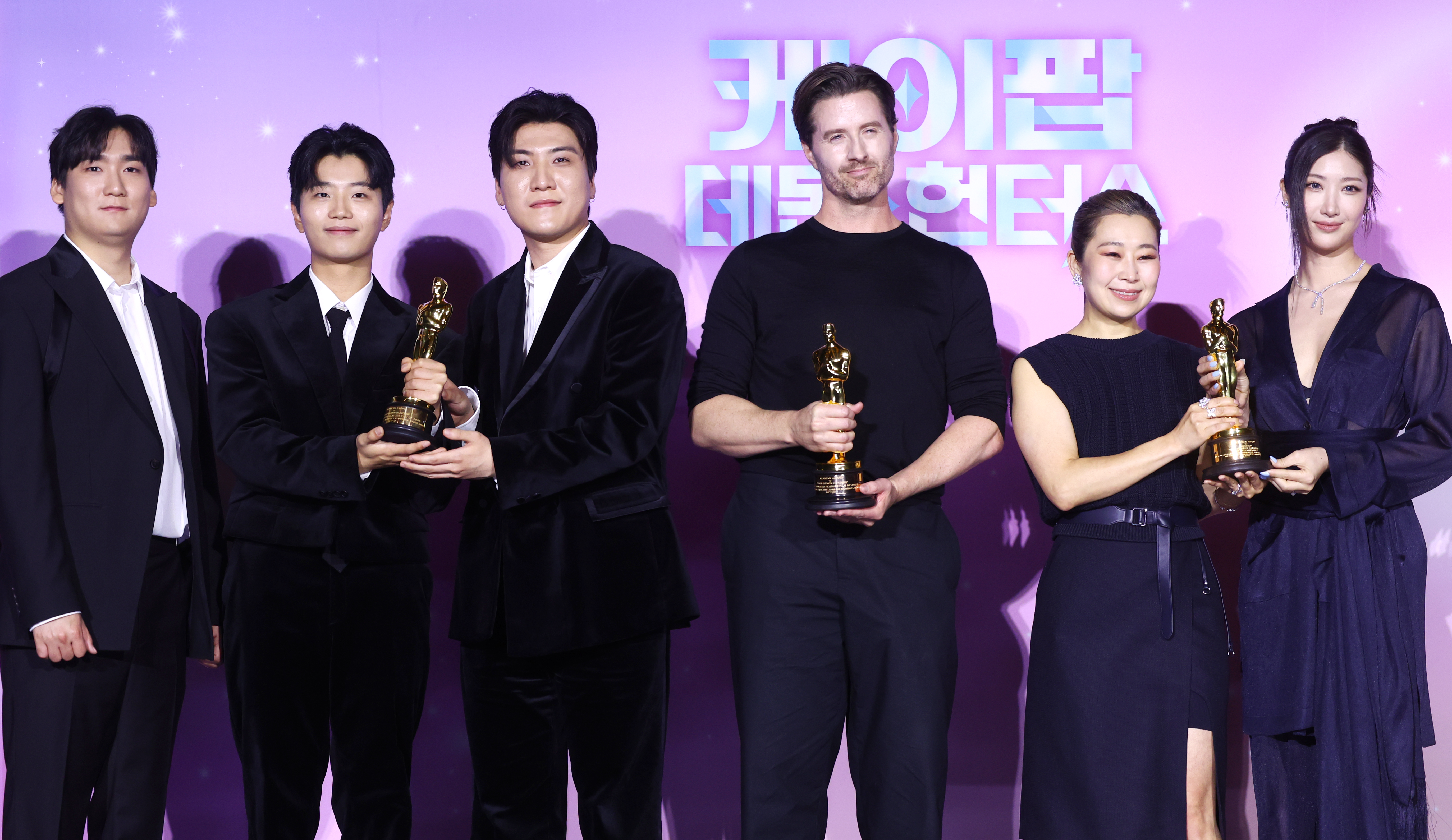 《K-POP 惡魔獵人》奧斯卡得獎紀念記者會<br>由左至右:作曲家南希東、李有翰、郭仲奎、克里斯・艾普爾漢斯、麥琪・強導演、歌手兼作曲家李在。