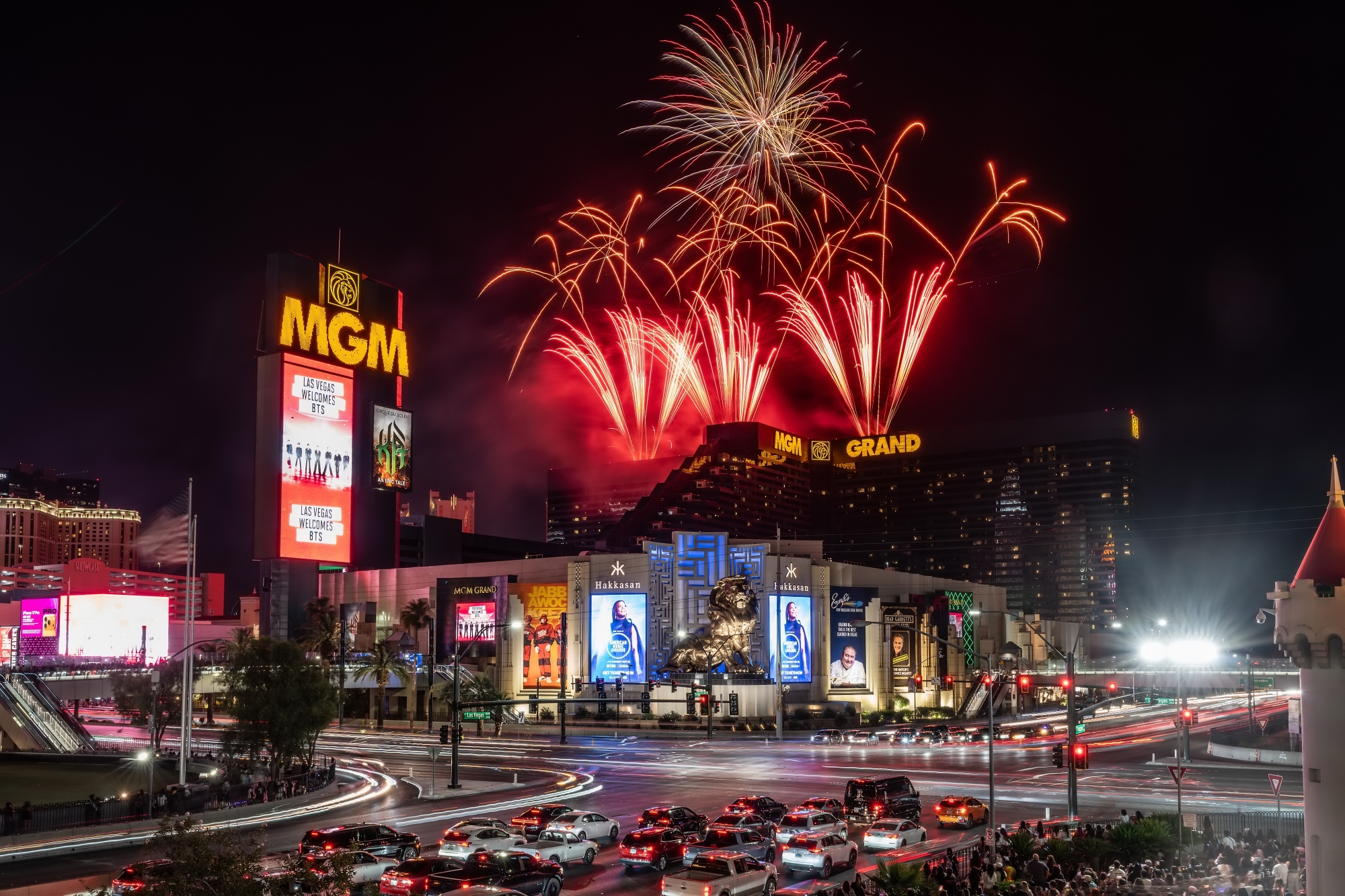 La escena en la calle de <BTS> «The City Arirang - Las Vegas» [cortesía de BigHit Music]