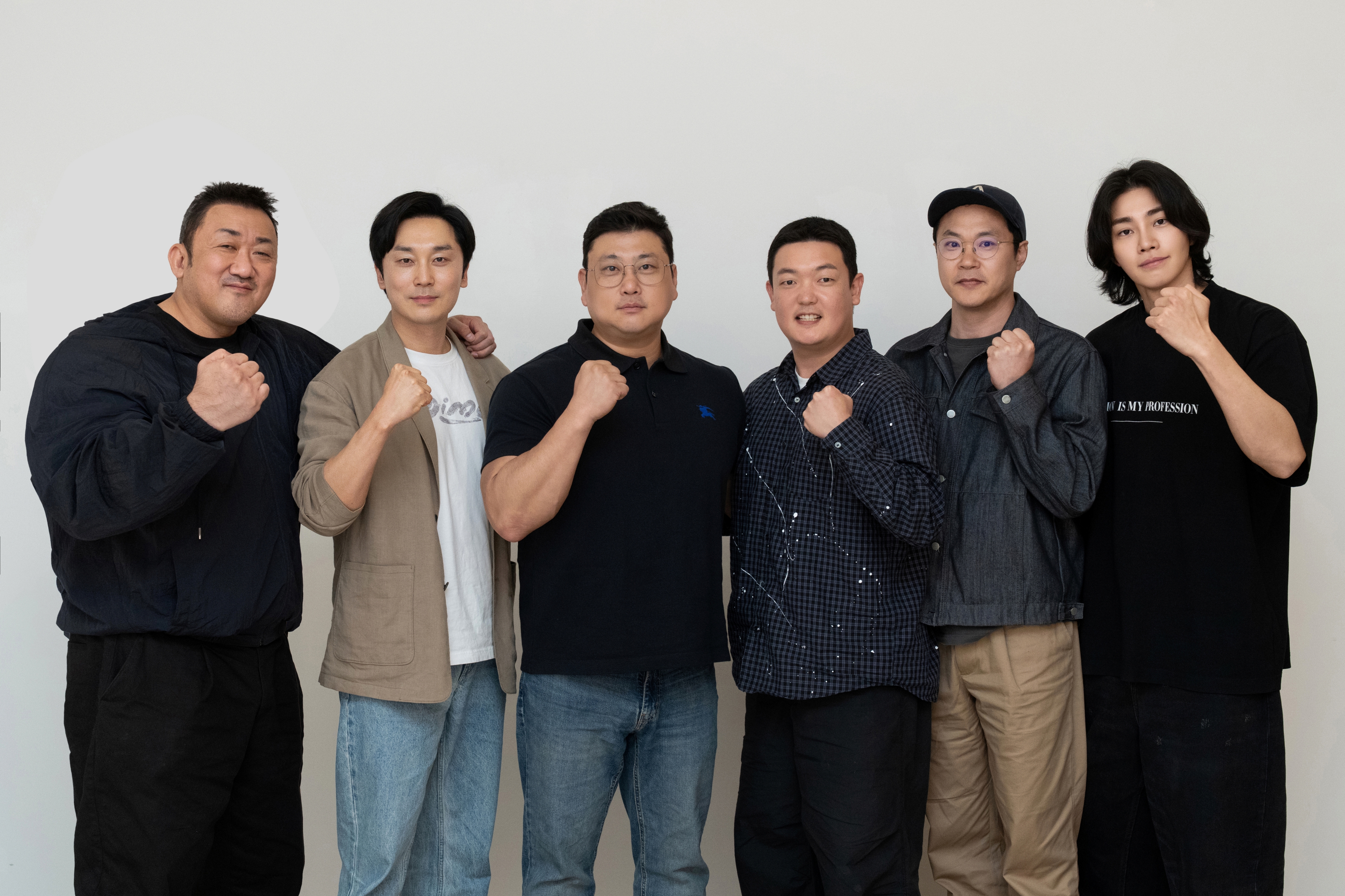 El elenco de <em>Los chicos malos 5</em> y el director [cortesía de ABO Entertainment]