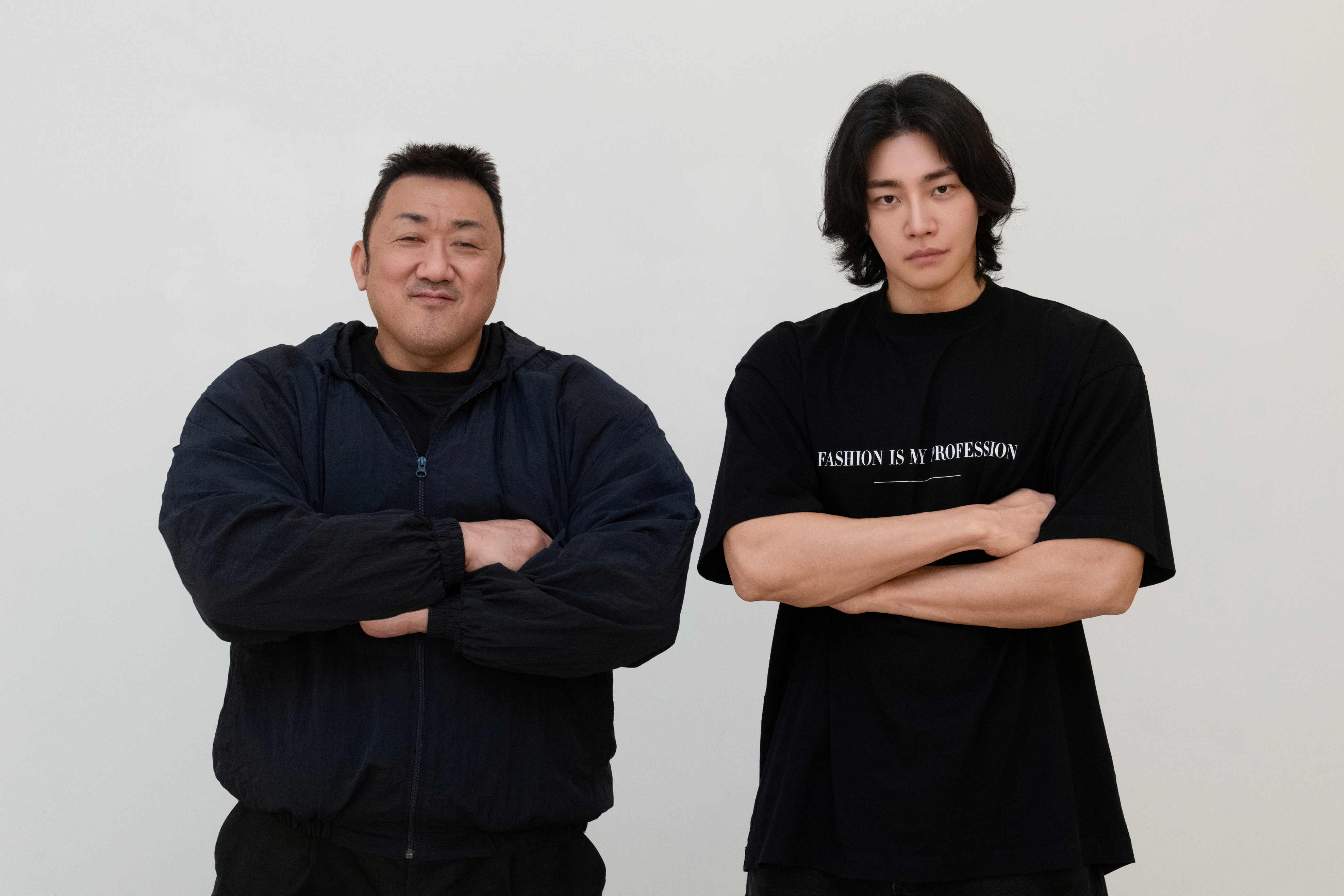 El reparto de actores de <em>Los chicos malos 5</em> Ma Dong-seok y Kim Jae-young [cortesía de ABO Entertainment]