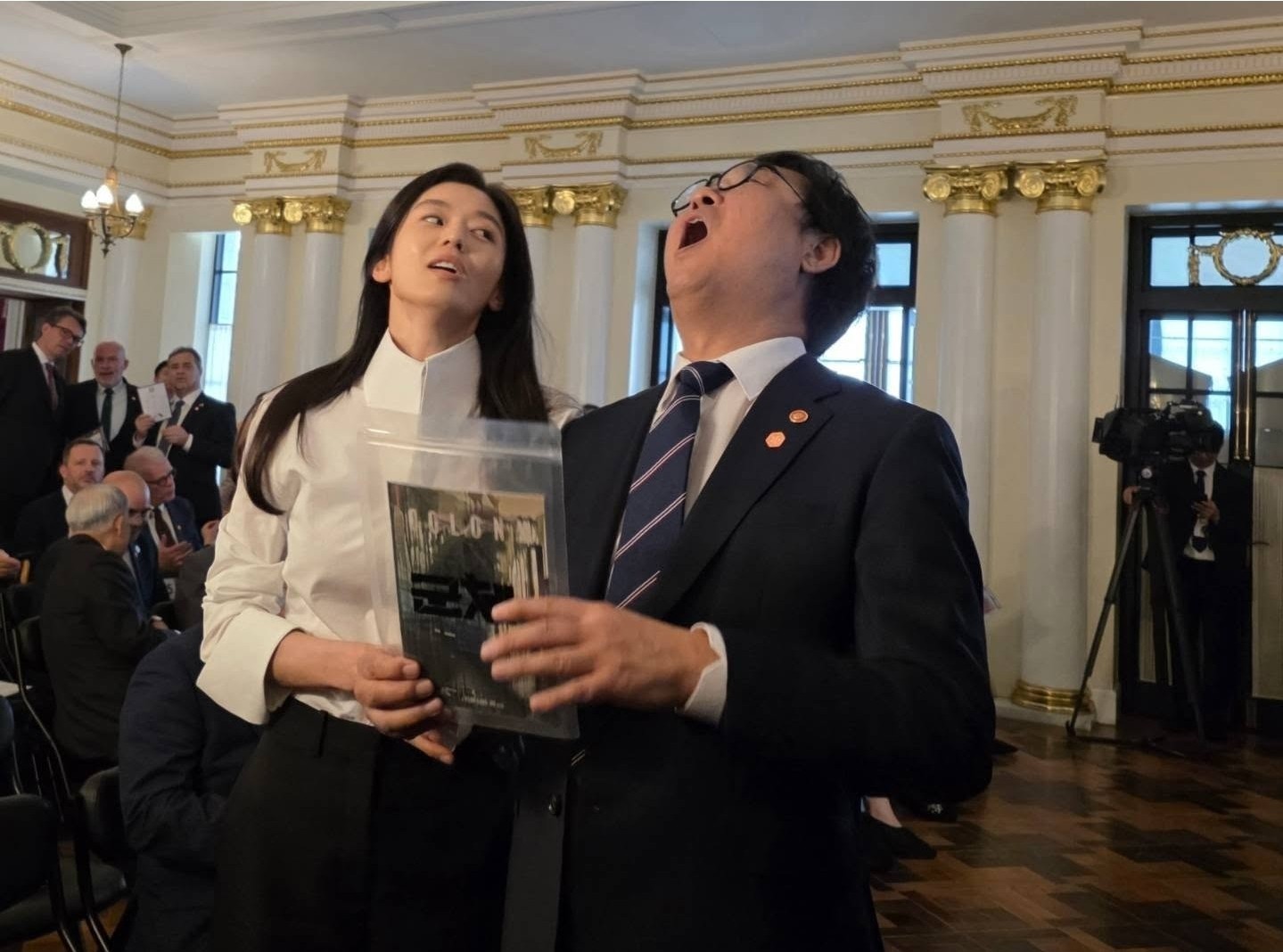 Culture Minister Choi Hwi-young, who imitates an infected character in the film <i>Swarm</i>, alongside actor Jun Ji-hyun
[Ministry of Culture, Sports and Tourism provided. No resale or database use]