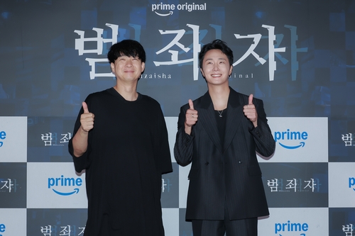 Le réalisateur Daishi Matsunaga et l’acteur Jeong Il-woo (de gauche à droite), présents à la conférence de presse pour <i>« Criminal »</i> [Avec l’aimable autorisation d’Amazon Prime Video. Revente et DB interdites]